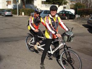 Guide en position de delta et copilote assis pieds aux pédales