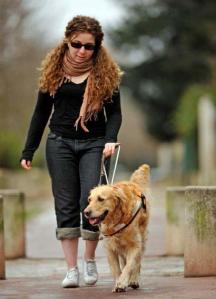 Mal-voyante avec un chien guide